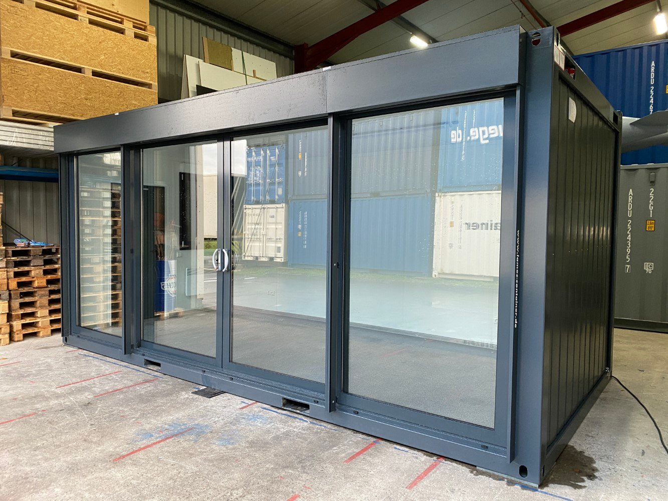 Bürocontainer mit Fenstern und Tür